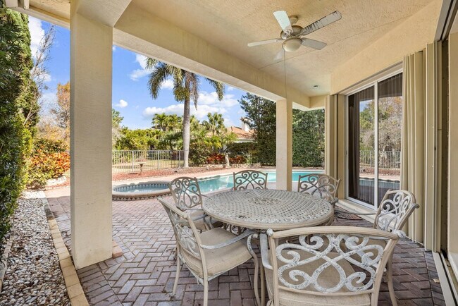 Building Photo - 844 SW Pebble Ln