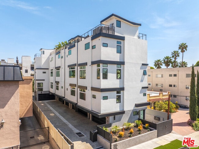 Building Photo - 1320 N Vista St