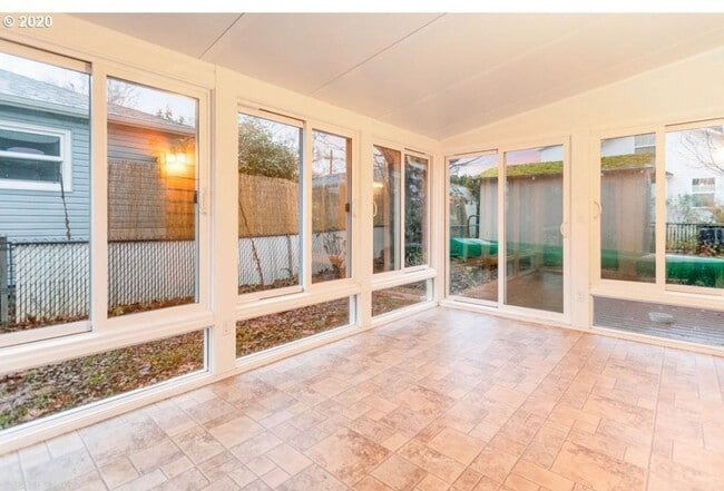 Building Photo - Spacious Home Near University of Portland