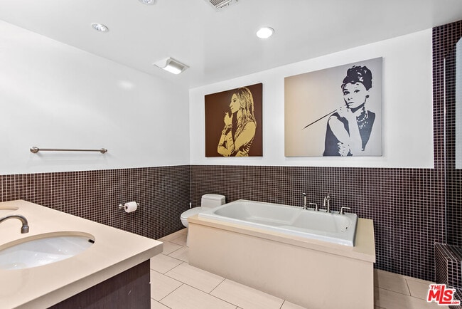 Building Photo - 718 Croft Ave