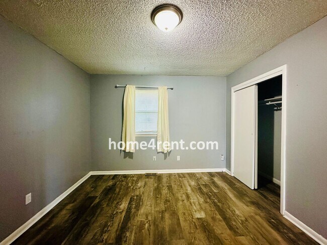 Building Photo - Raised Ranch Style Home in KCK w/ a Finished Basement and Conveniently Located Near I-635!