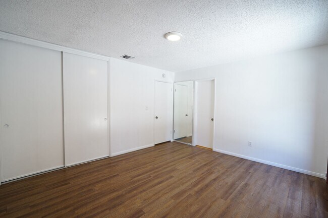 Building Photo - 220 Lilac Ct