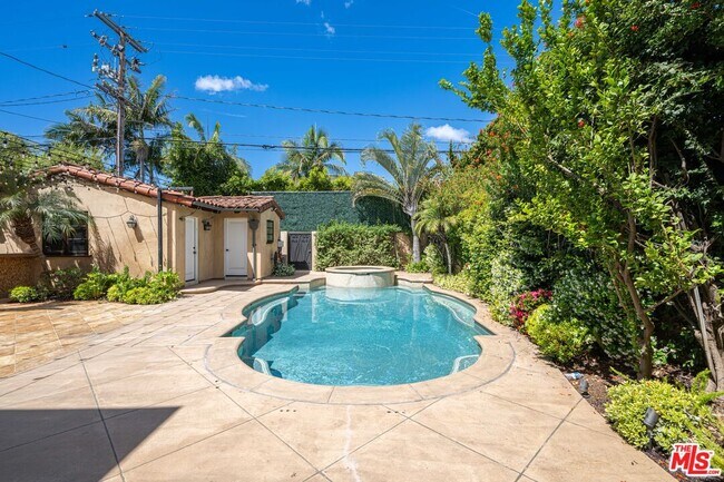 Building Photo - 305 N Palm Dr