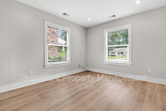 Building Photo - 1752 Skinner Ave