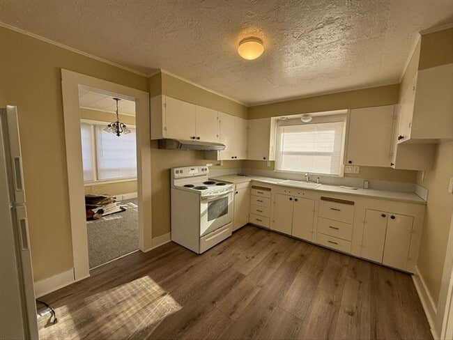 Building Photo - 5925 SW Hall Blvd