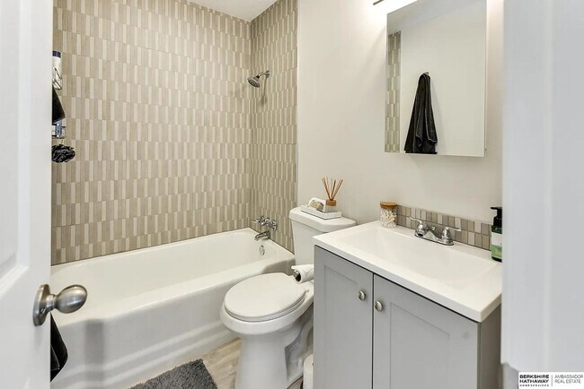 Building Photo - Fully Renovated Florence Gem with Modern Finishes & Historic Charm