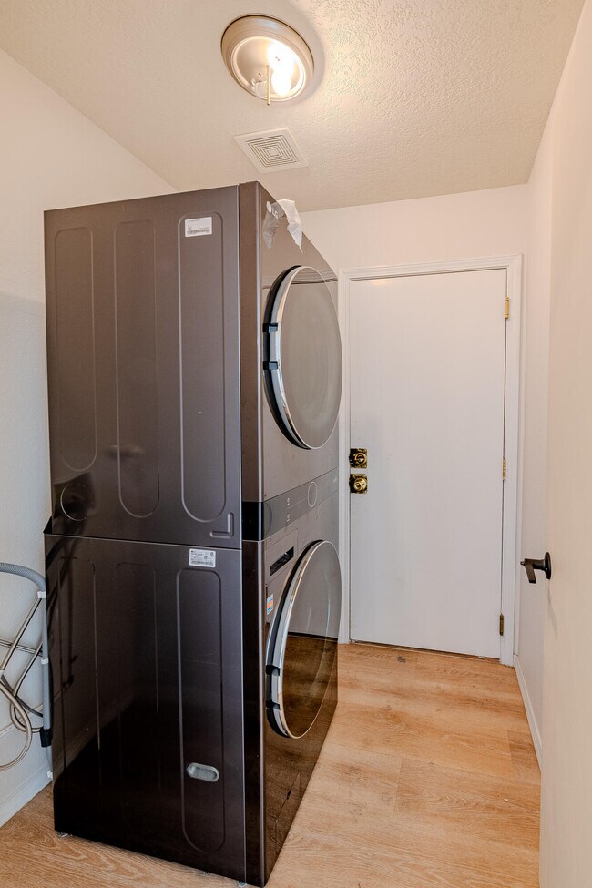 Building Photo - 4031 Cresta Park Ave NW