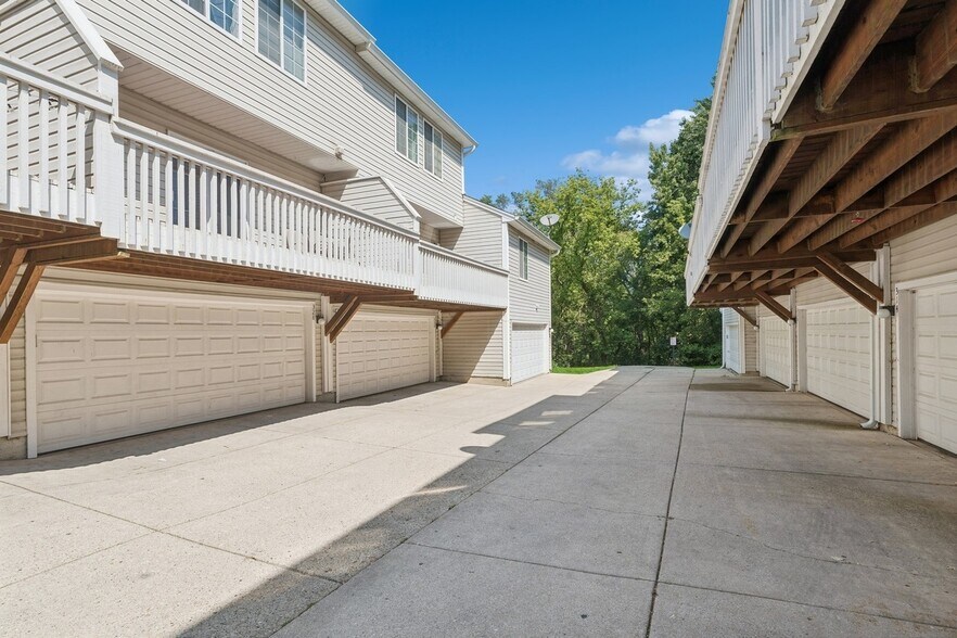 Building Photo - 328 W Whispering Oaks Ln