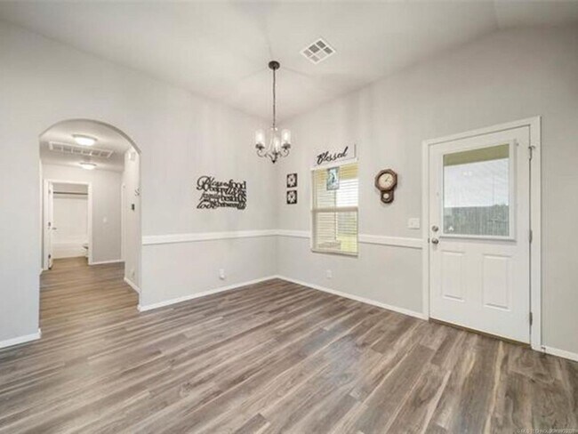 Building Photo - Spacious 3 Bed 2 Bath Home with 2 car gara...