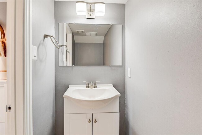 Building Photo - 6306 Riverview Way