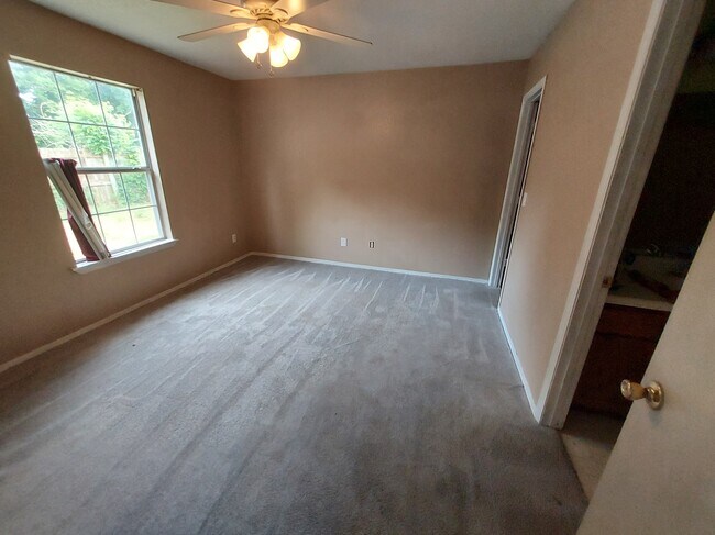 Building Photo - 204 Killdeer Dr