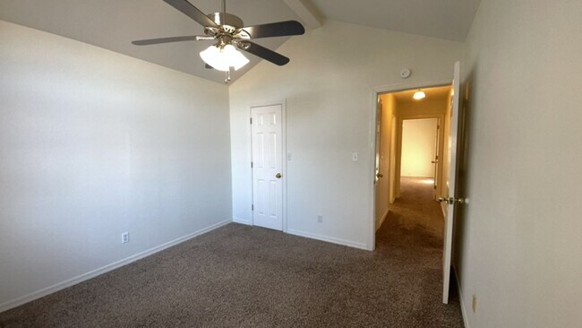 Building Photo - Well-maintained 3-bedroom, 2-bath home in ...