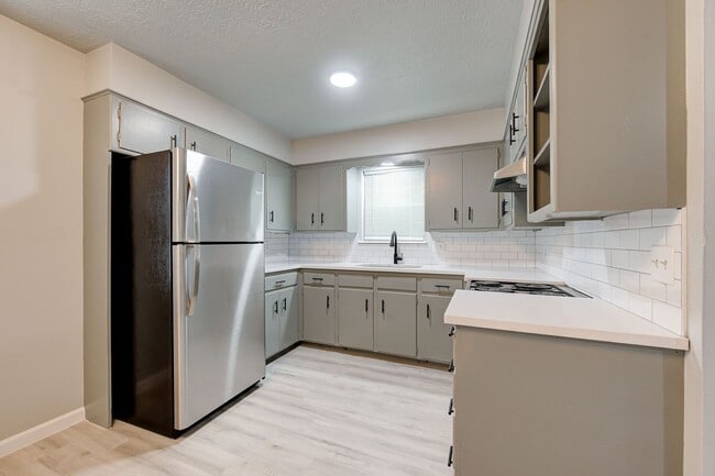 Building Photo - RECENTLY REMODELED!! 1 Bed 1 Bath 1 Mile West of OU Campus