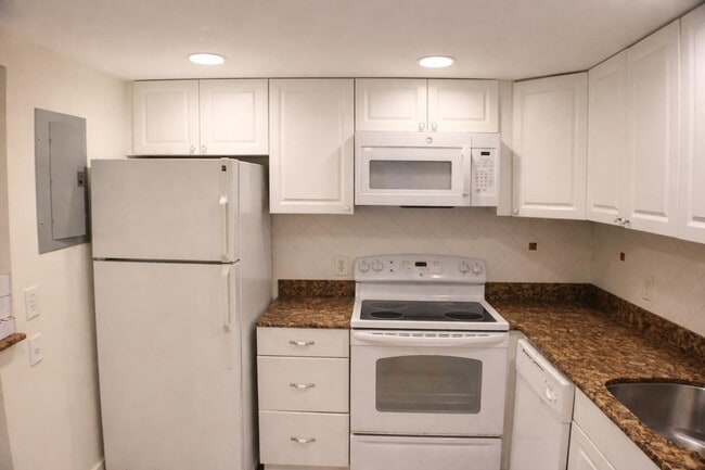 Building Photo - 638 Saxony Pl