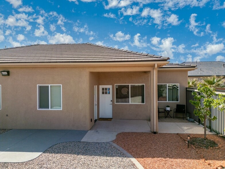 Building Photo - 3967 2530 S Cir