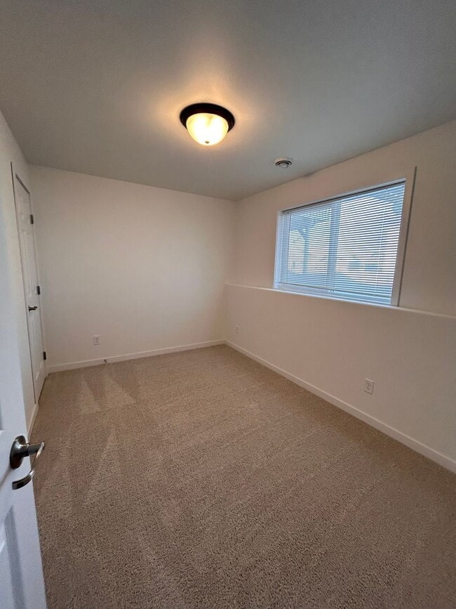 Building Photo - 3 Bed 3 Bath TownHome