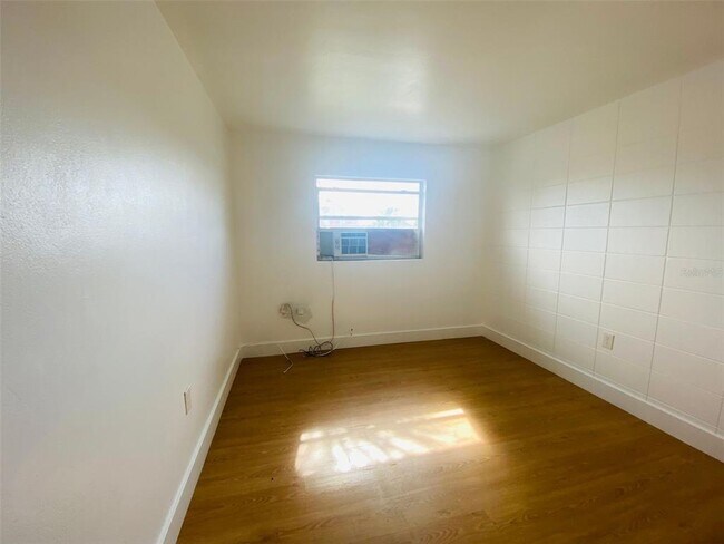 Building Photo - 1341 W Point Dr