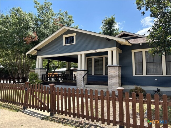 Building Photo - 709 W Coll St