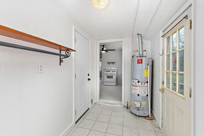 Building Photo - 5400 NE 49th St