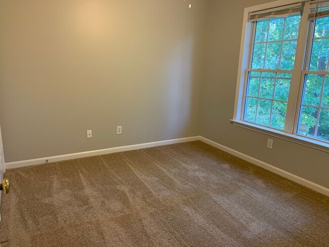 Building Photo - Renovated 3 Bedroom Off Groometown Road