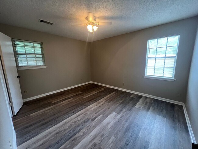 Building Photo - 3 bedroom 1 bathroom off Kicker Rd