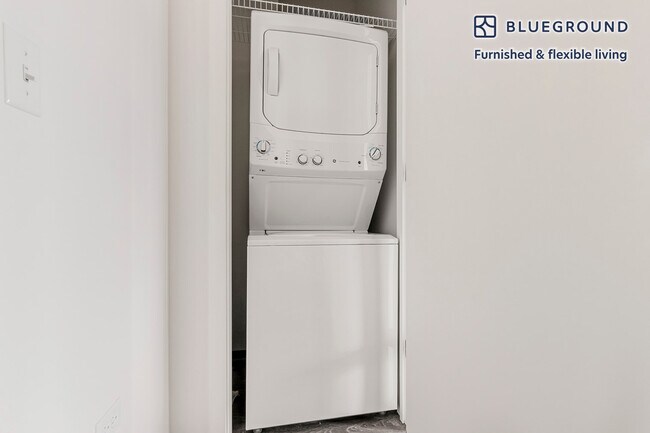 Building Photo - 2340 N California Ave