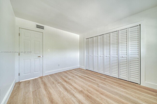 Building Photo - 1201 SW 42nd Ave