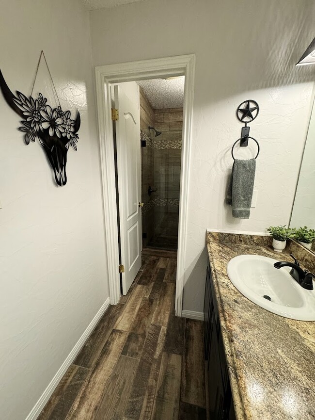 Building Photo - 105 Sky Country Dr