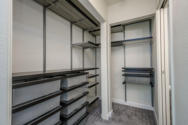 Building Photo - EPIC REA:End-Unit & Top 2 Floor (Penthouse...