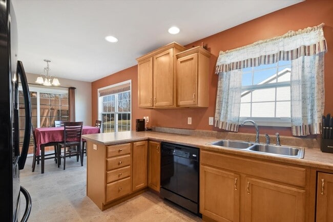 Building Photo - 705 Bergamot Dr