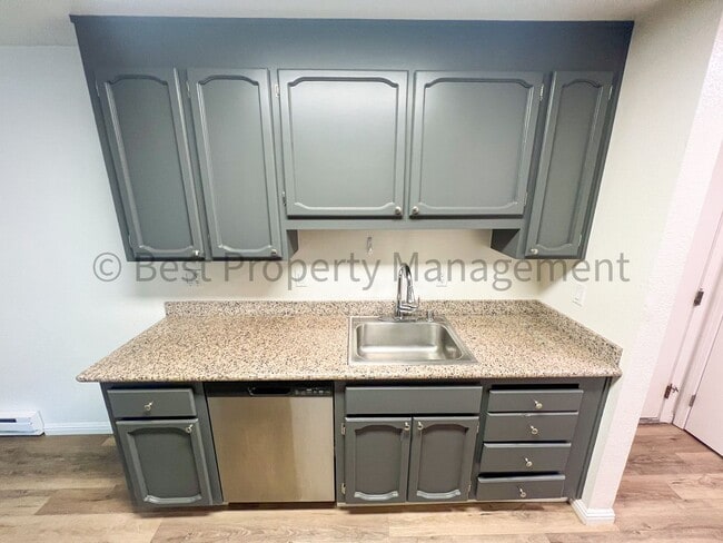Building Photo - Cozy 2 Bedrooms; 1 Bathroom Condo in Warm ...