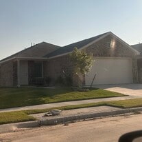 Building Photo - 905 Shady Oaks Dr