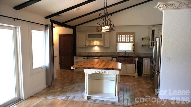 Building Photo - 4400 Woods End Ln