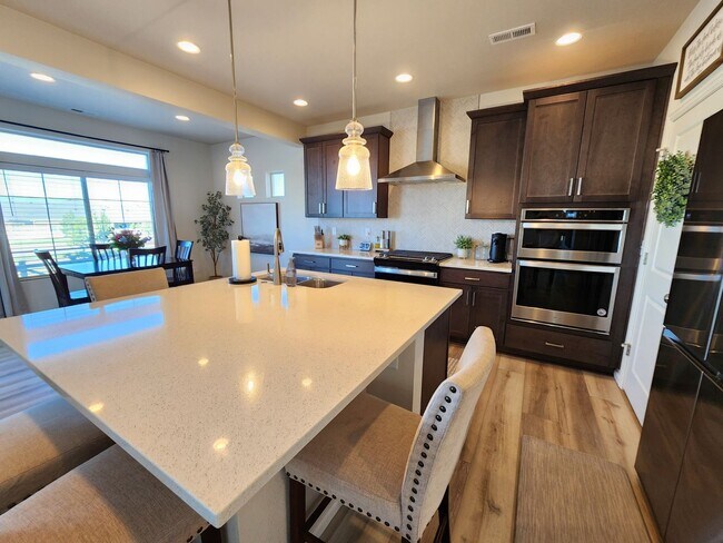 Building Photo - Beautiful, Modern 3 Bed 3 Bath Home in Ban...