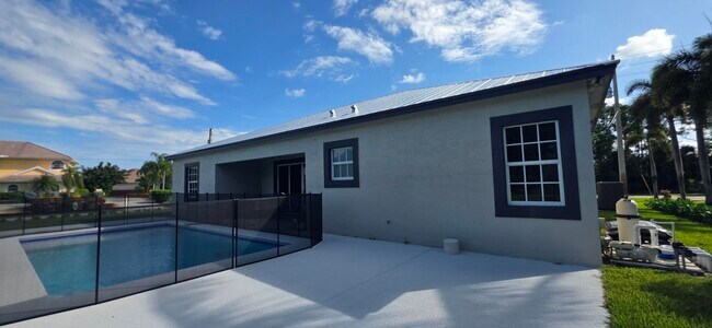 Building Photo - 196 SW Paar Dr