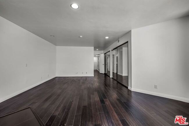 Building Photo - 7301 Vista Del Mar