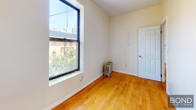 Building Photo - 196 W 108th St