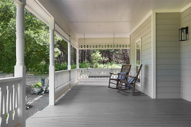 Building Photo - 11505 SW Oaks