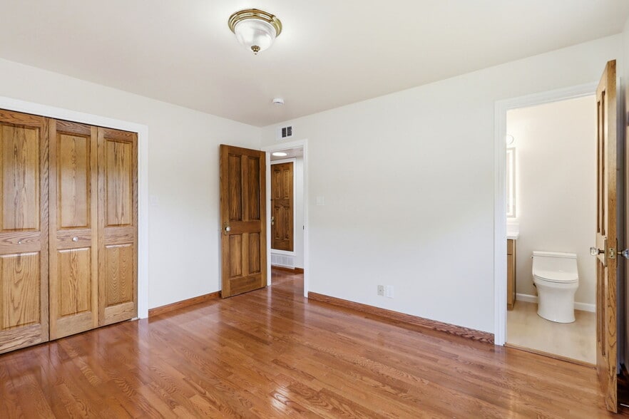 Building Photo - 927 Lorne Way
