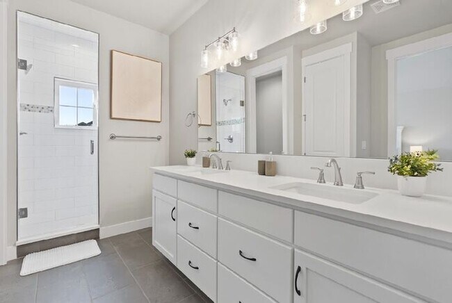 Building Photo - Gorgeous 3 bed/ 3.5 bath Condo At Heron La...