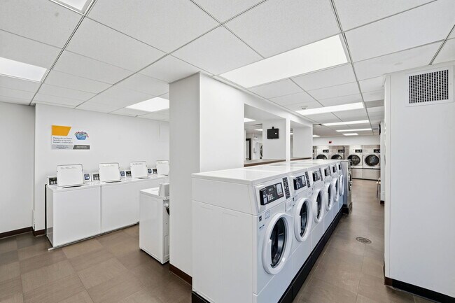 Building Photo - 2020 N Lincoln Park W