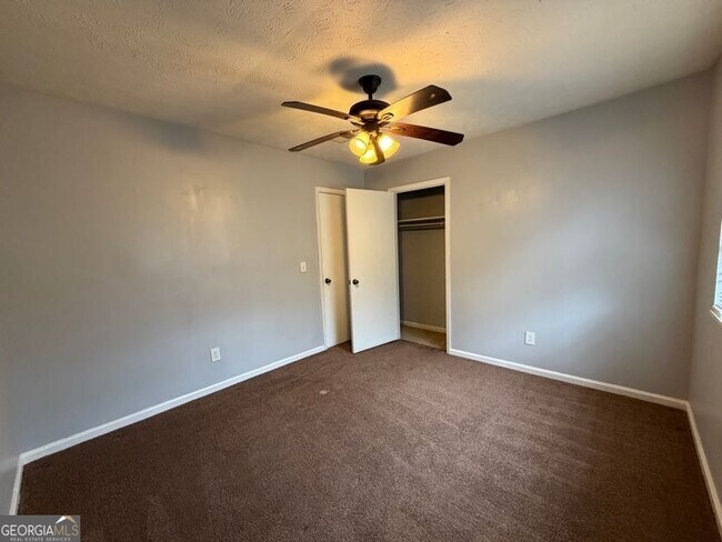 Building Photo - 804 Emerald Forest Cir SW