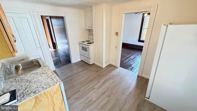 Building Photo - 6 Fern Ave