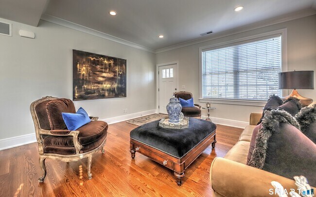 Building Photo - 30 Narrow St