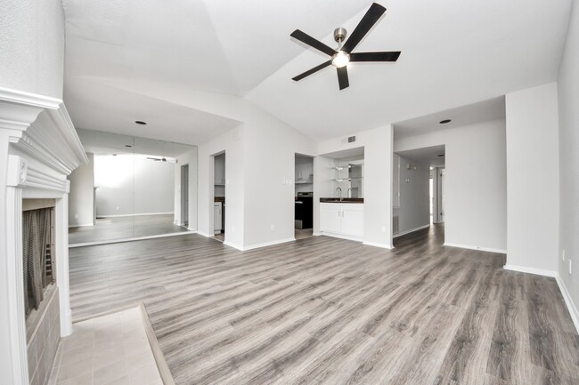 Building Photo - 1818 Augusta Dr
