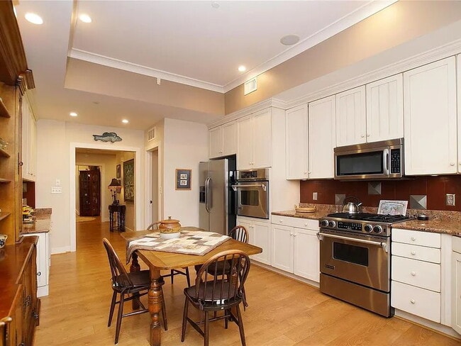 Building Photo - "Luxurious Living Awaits: Spacious 2-Bed, 3-Bath Apartment in Prime Clayton Location!"