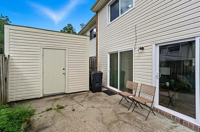 Building Photo - Updated 3BR Townhome — Assigned Parking, HOA Included, Military Welcome. Move in by March 31st an...