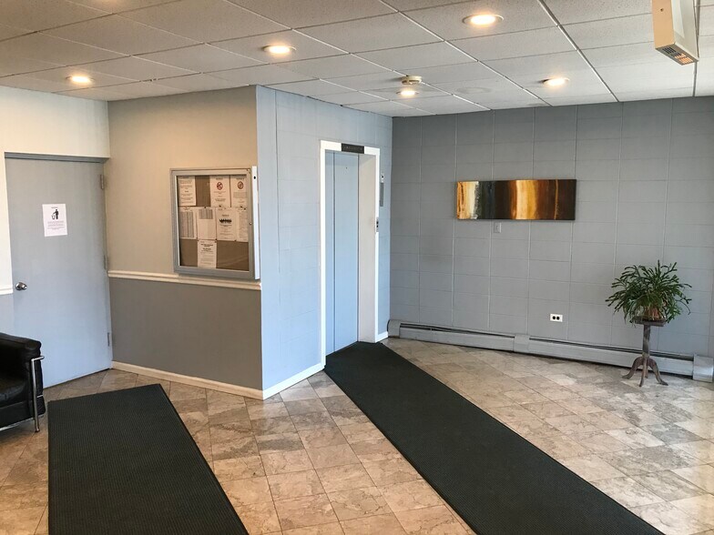 Building Photo - 1043 S York Rd