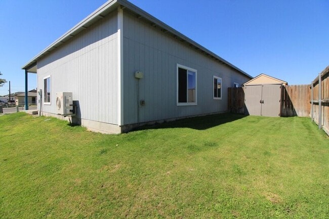 Building Photo - 605 S Cedar Ave