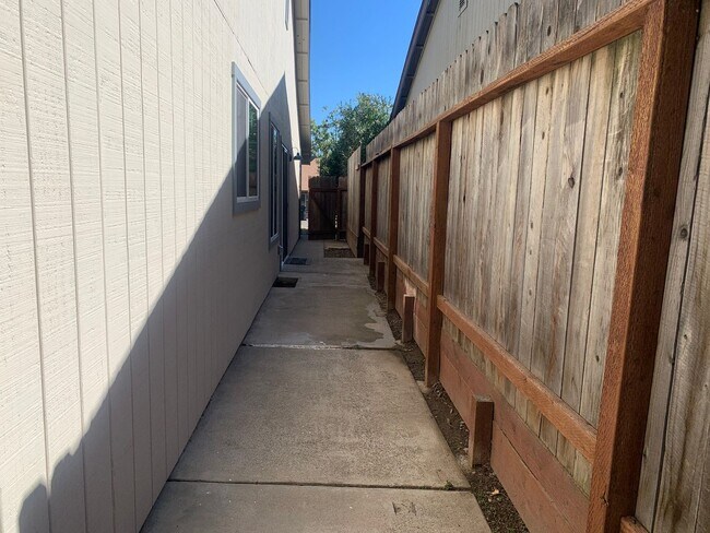 Building Photo - 5417 E Knoll Dr